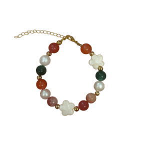 צמיד חרוזים צבעוני עם פרחי צדף לבנים וחרוזי זהב, שמשלב אלגנטיות ורכות במראה טבעי